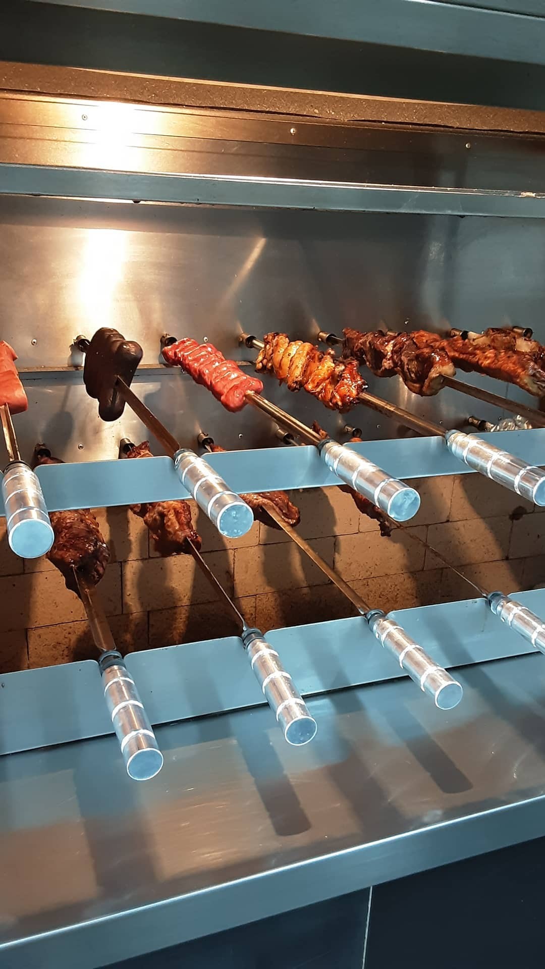 Carnes asándose en parrilla