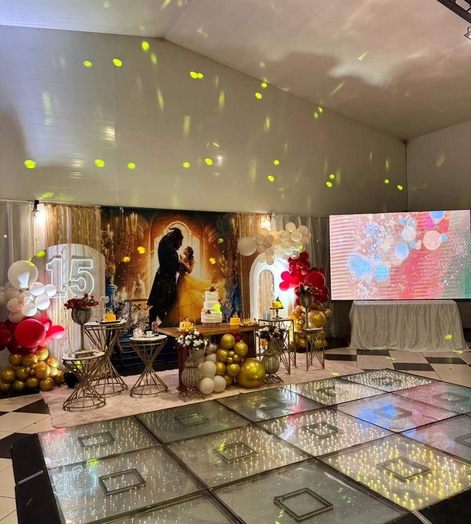 Salón de eventos decorado para XV años con pista de baile