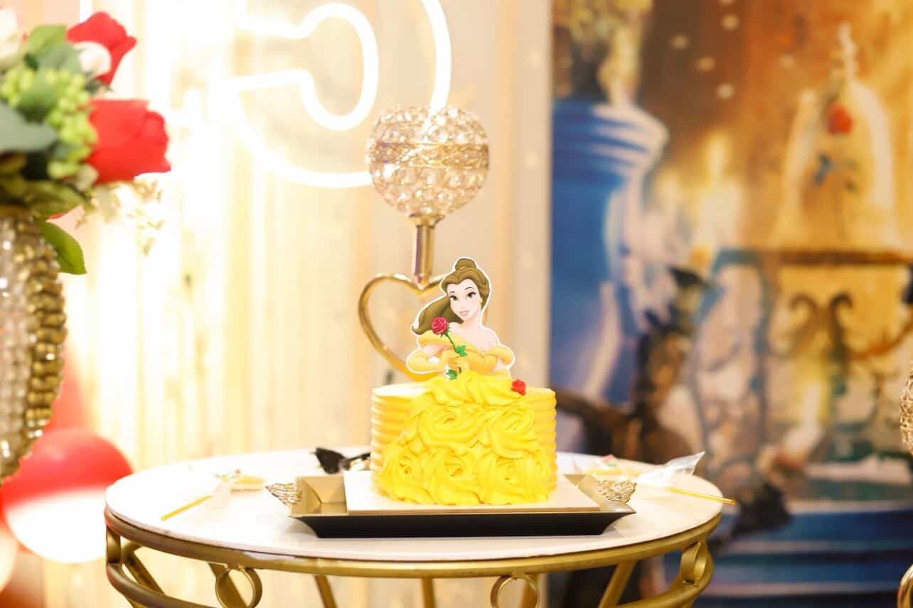 Pastel con figura de Bella y decoraciones