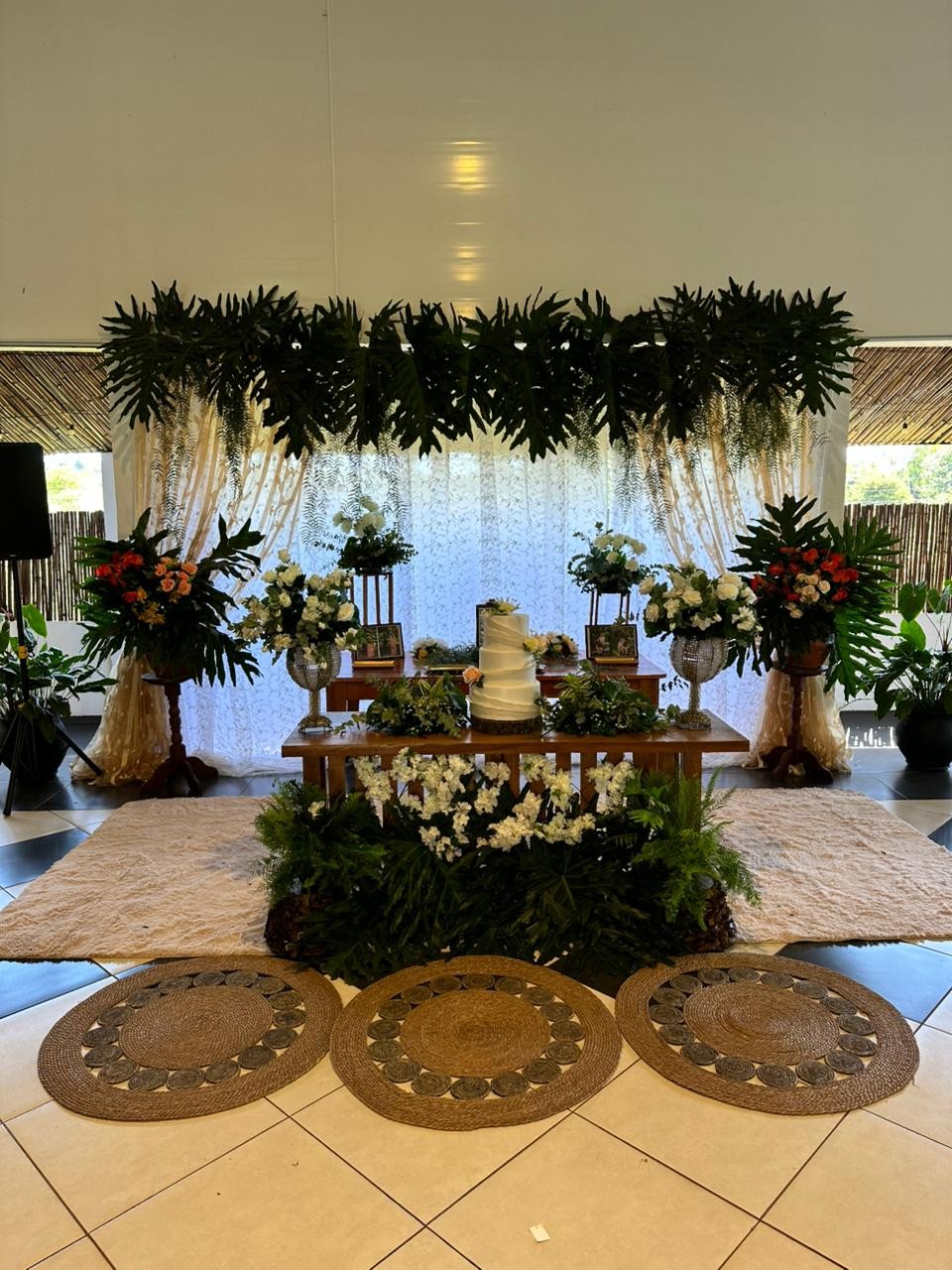 Mesa de dulces decorada con flores y pastel