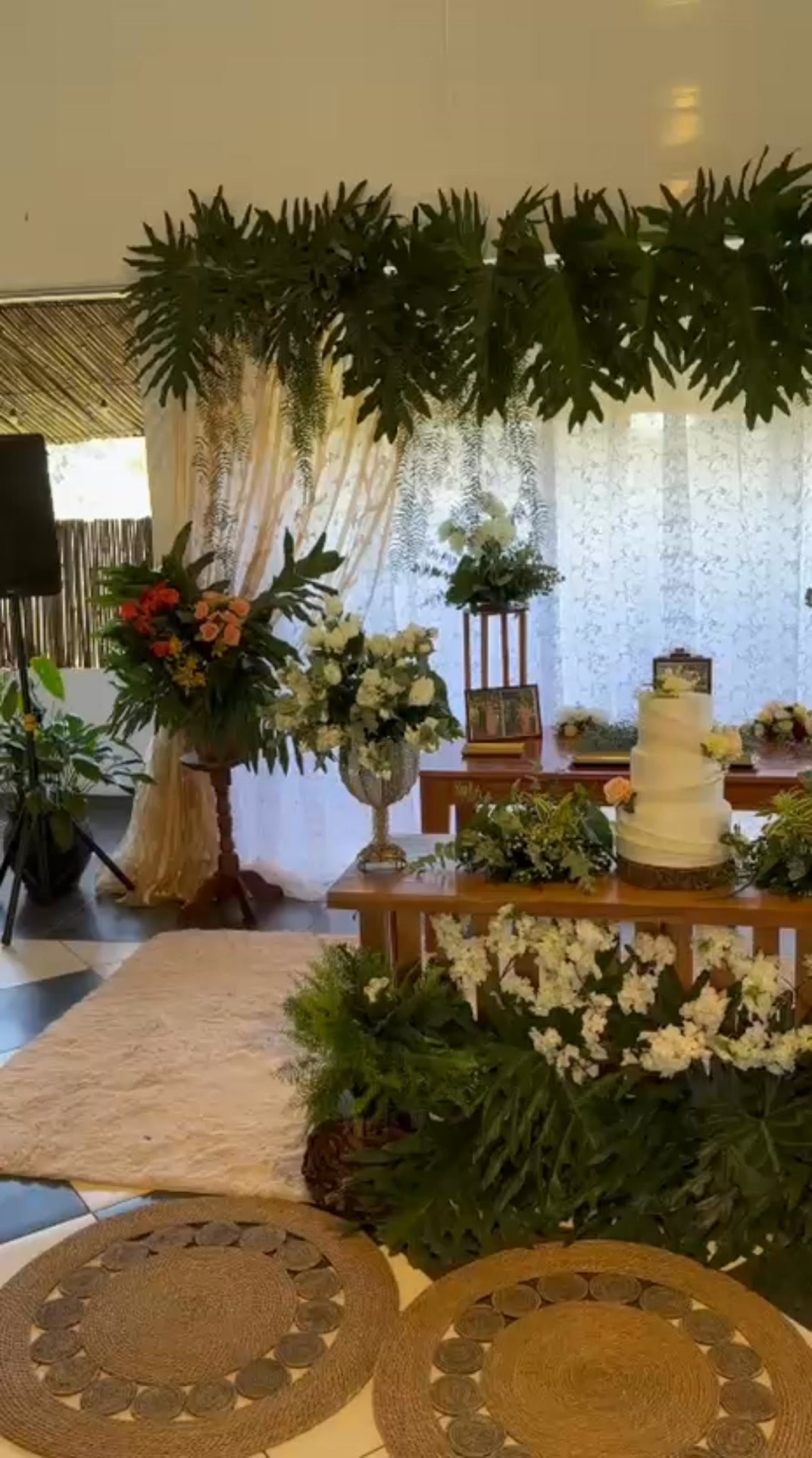 Decoración de evento con pastel y flores