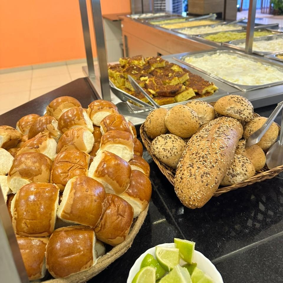 Mesa de panes y comida de buffet