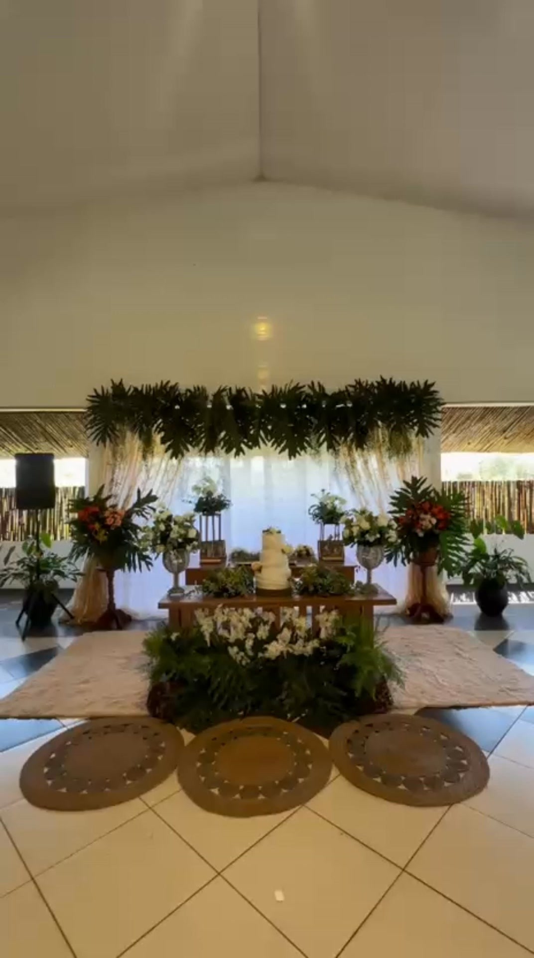 Altar de boda con flores y decoración tropical