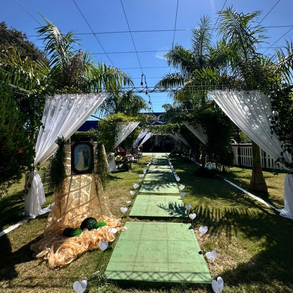 Pasillo decorado para evento al aire libre
