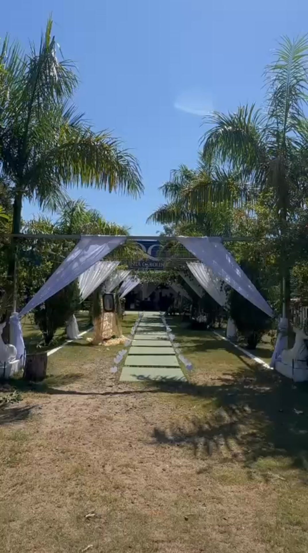 Jardín con pérgola decorada y columpio para fotos