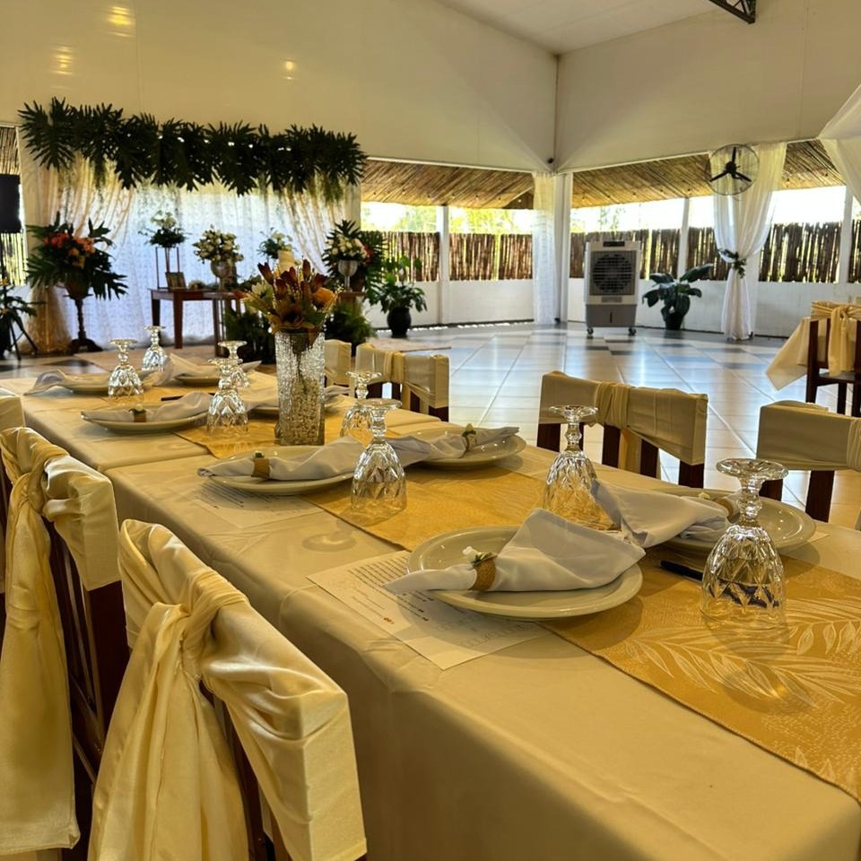 Salón de eventos con mesas servidas
