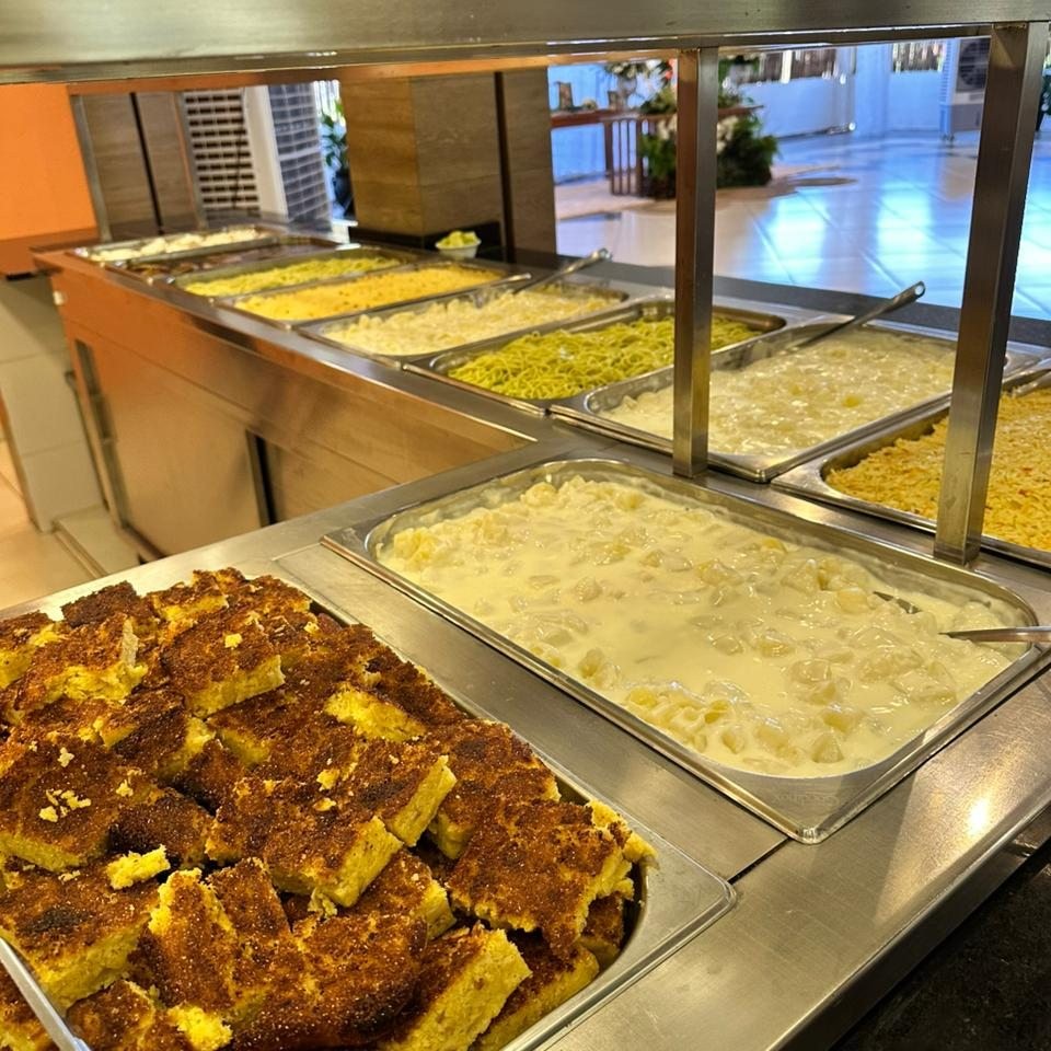 Buffet con varios platos y postres