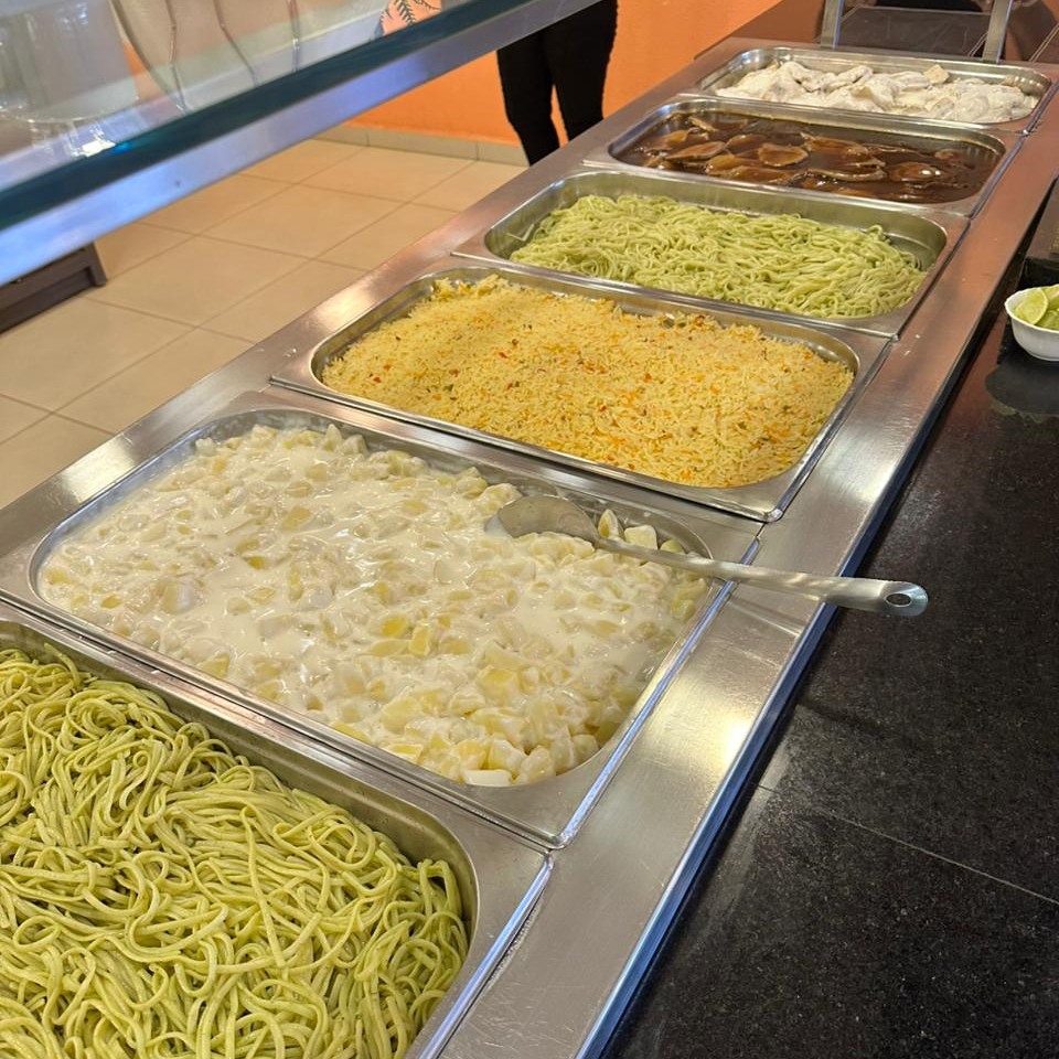 Buffet con varios platos en bandejas