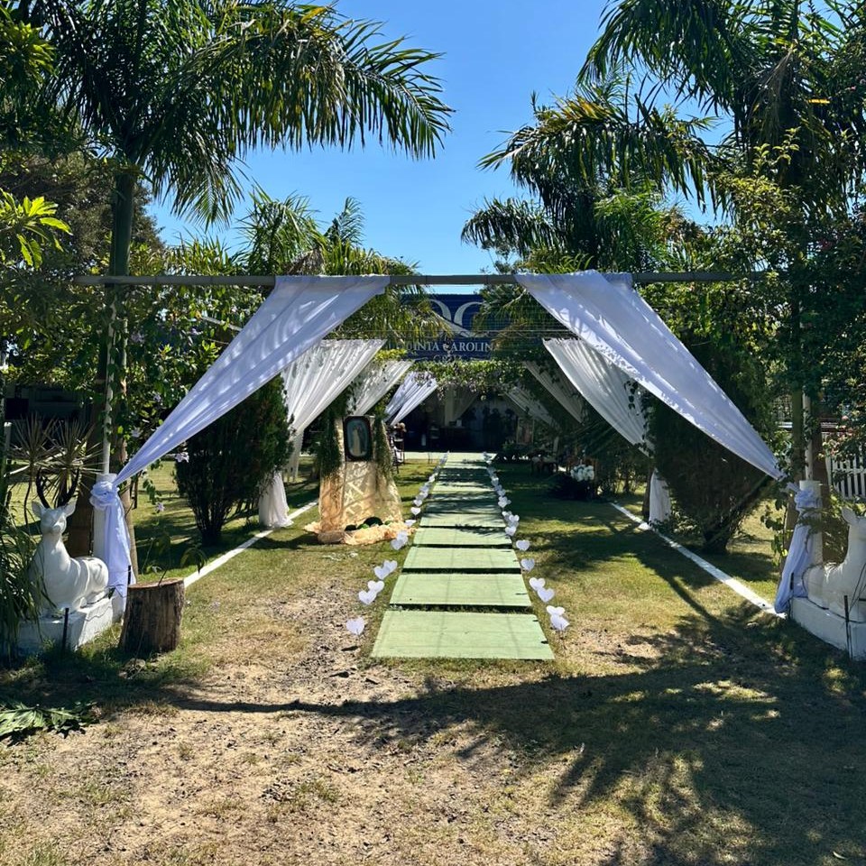 Pasillo con arcos blancos y estatuas de ciervos