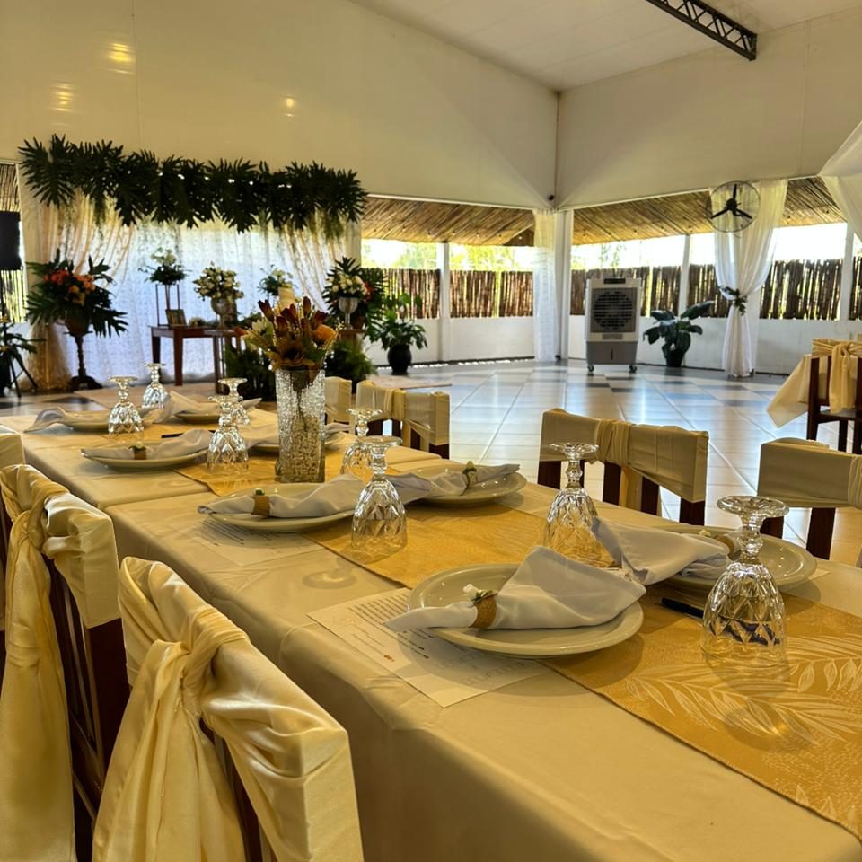 Salón de eventos decorado con mesas puestas
