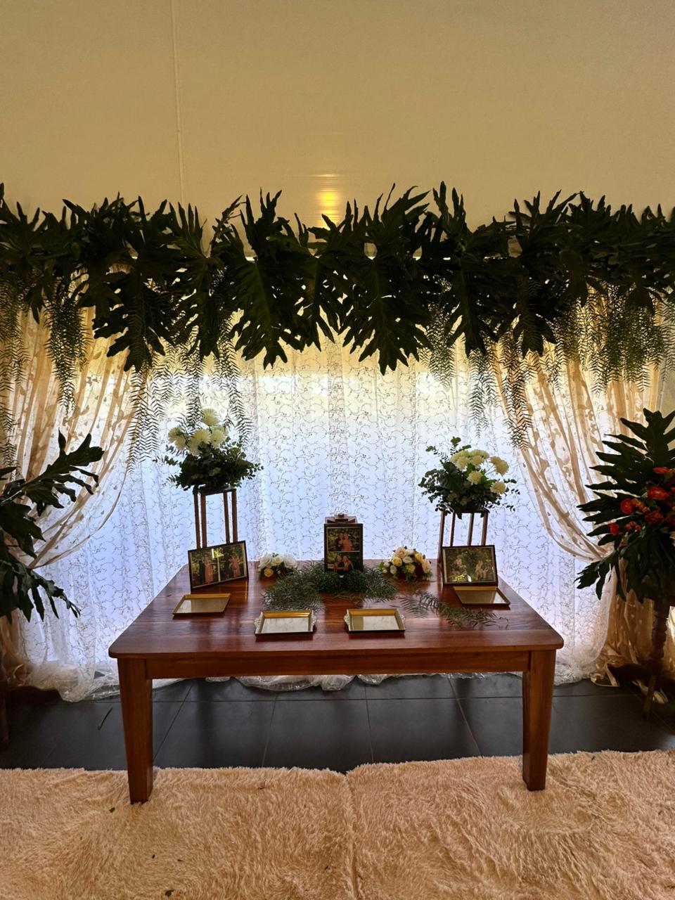 Mesa decorada con flores y marcos