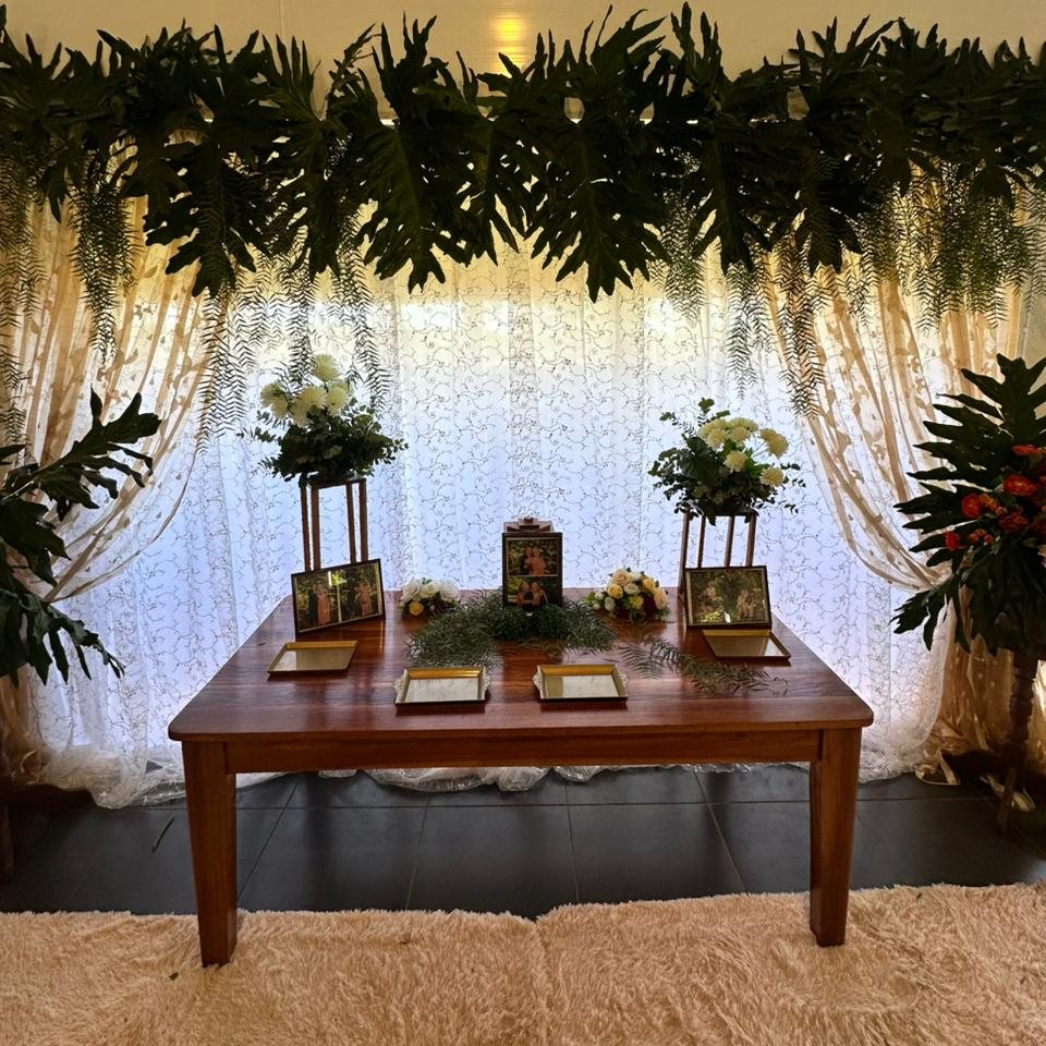Mesa decorada con flores para evento