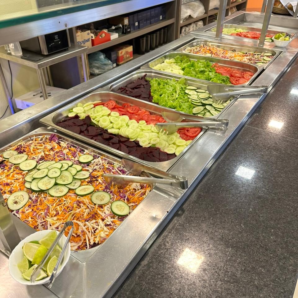 Buffet de ensaladas y vegetales frescos