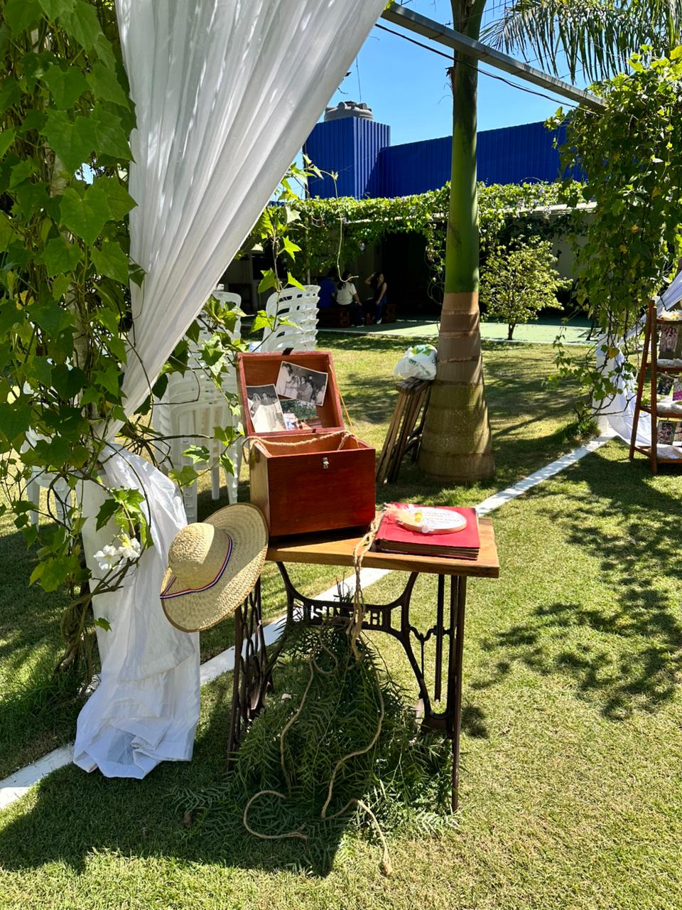 Mesa de firma rústica en el jardín