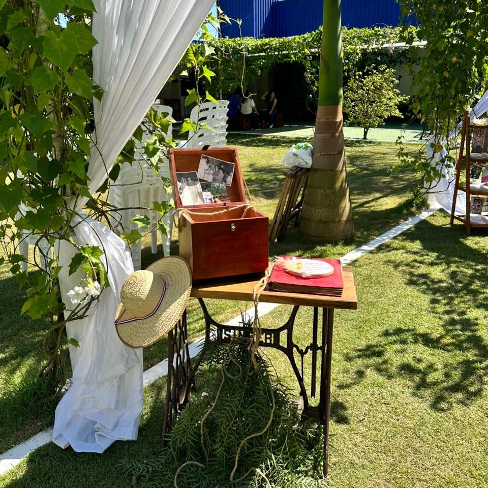 Mesa vintage con caja de fotos en el jardín