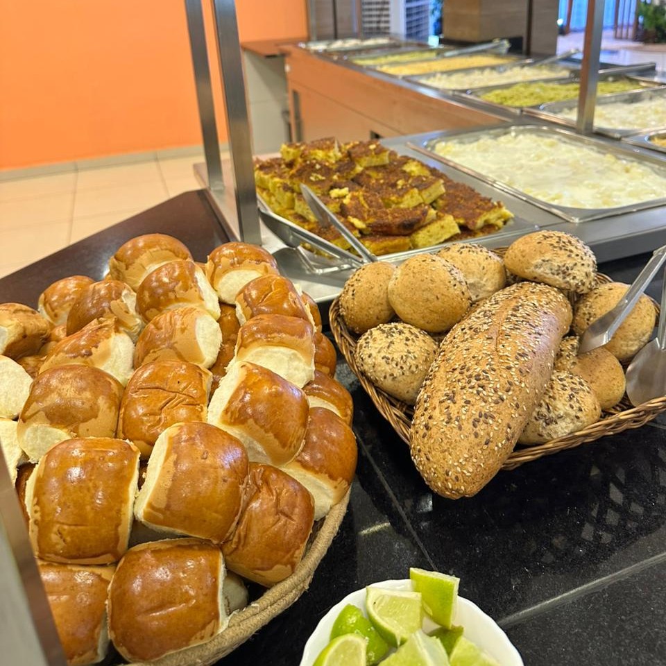 Mesa de panes en el buffet