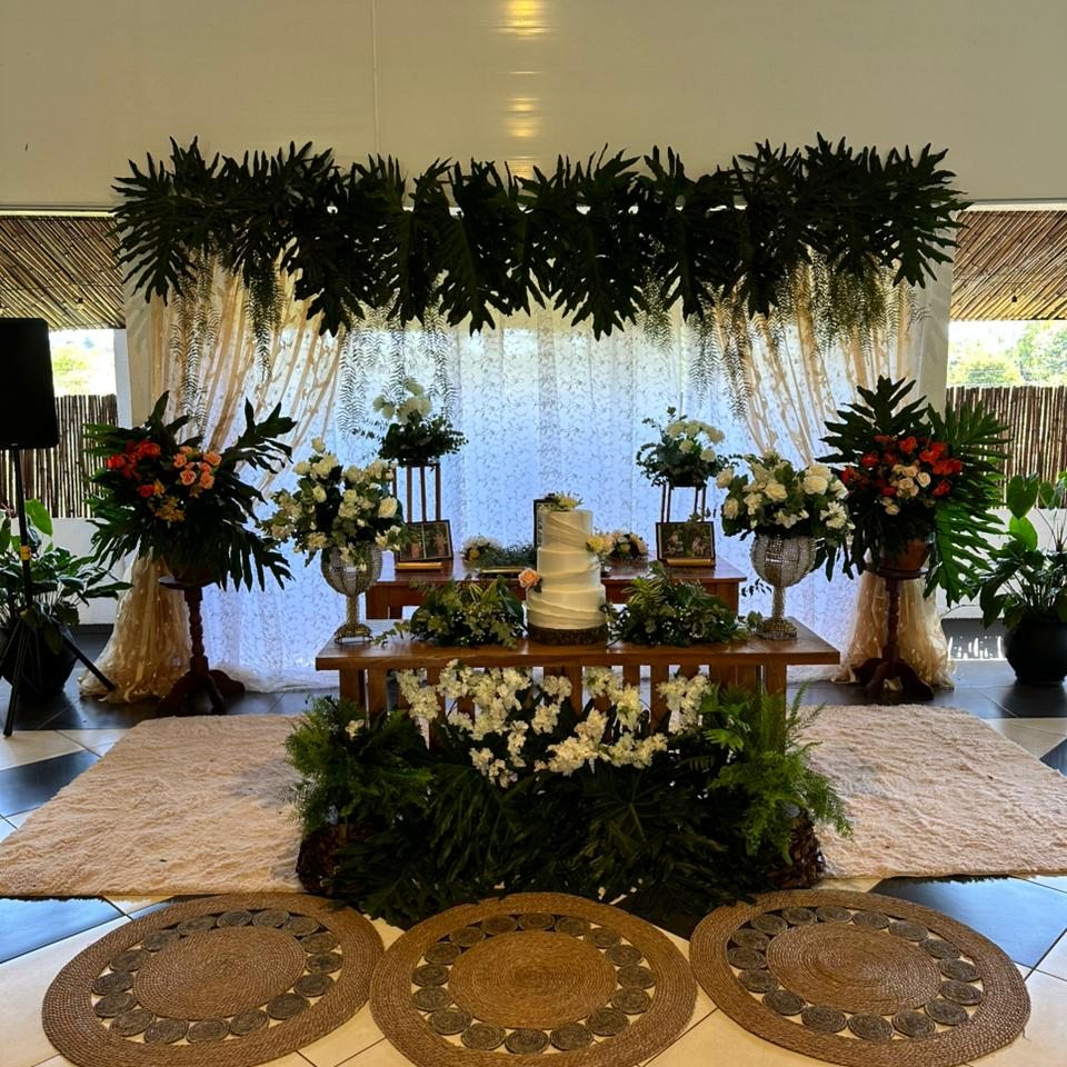 Mesa de dulces decorada con flores y pastel
