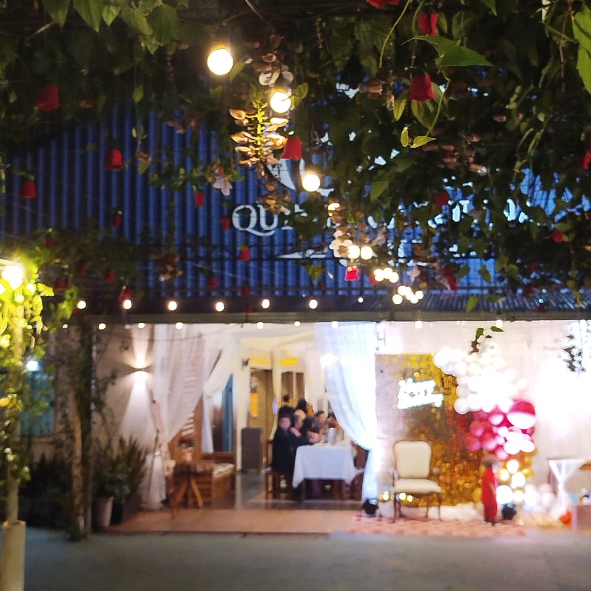 Salón decorado con luces y globos