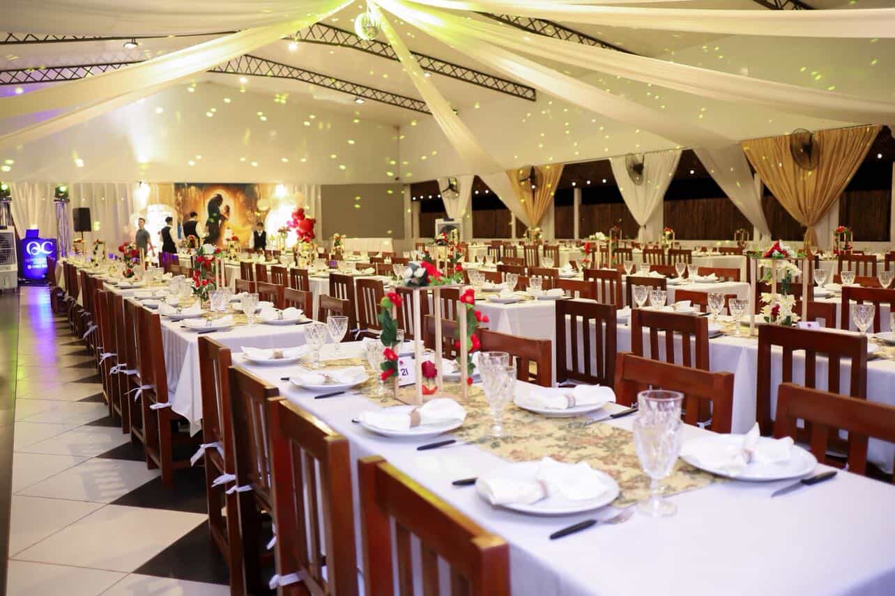 Salón de eventos con mesas y sillas
