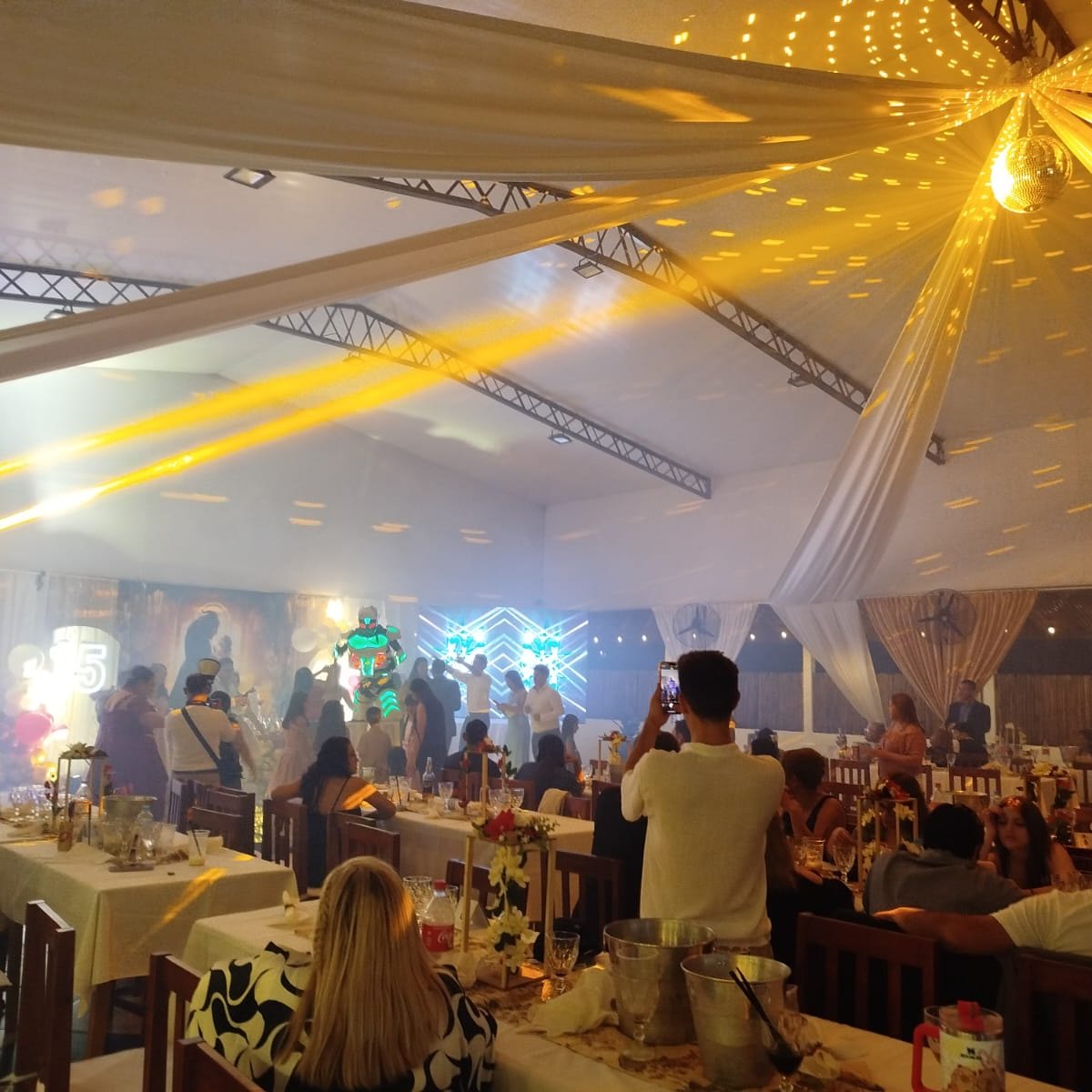 Salón iluminado con invitados celebrando