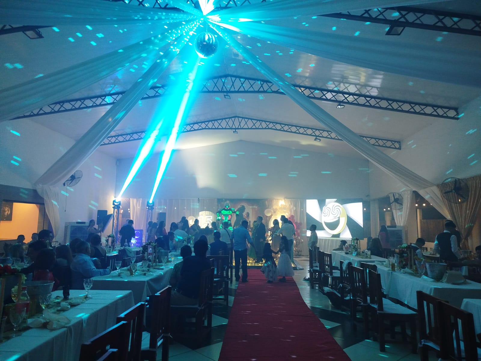 Fiesta en el salón con luces