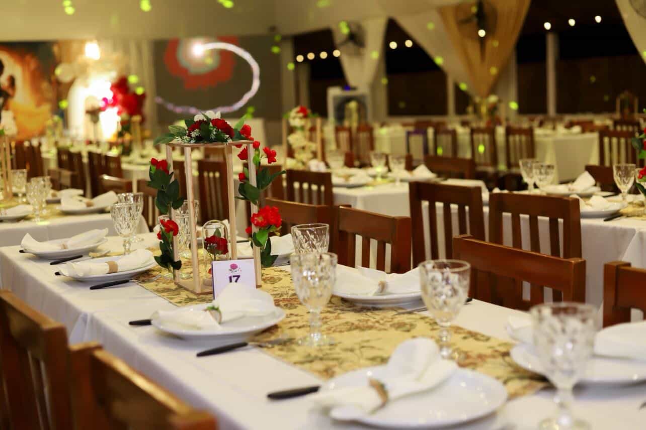 Mesa del salón con flores y cristalería