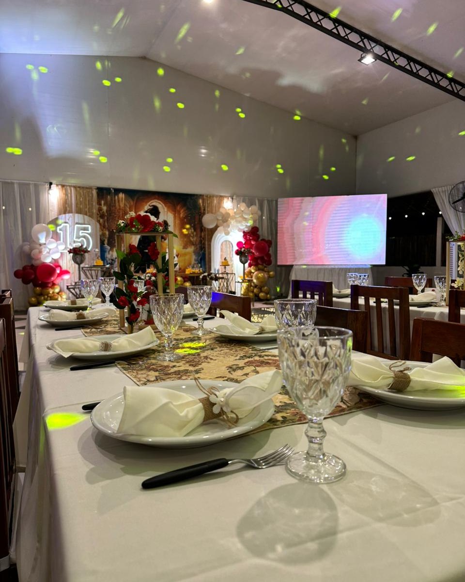Mesa servida en el salón