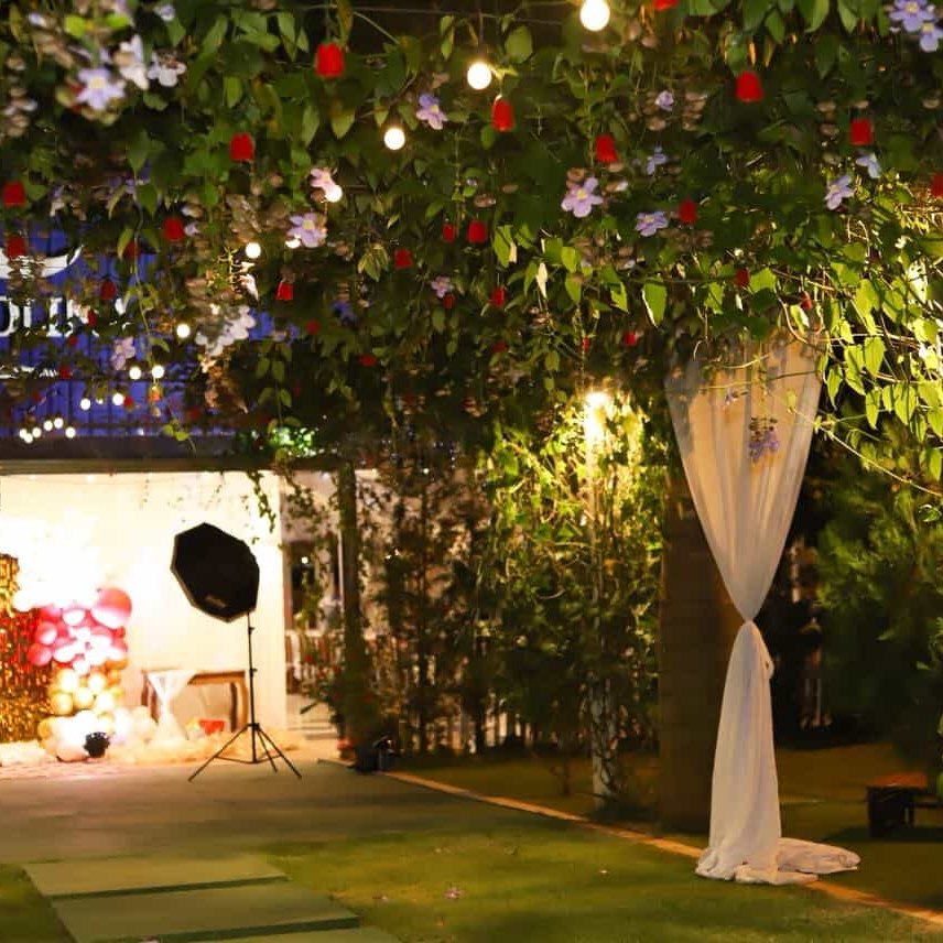 Jardín de noche decorado con luces y flores
